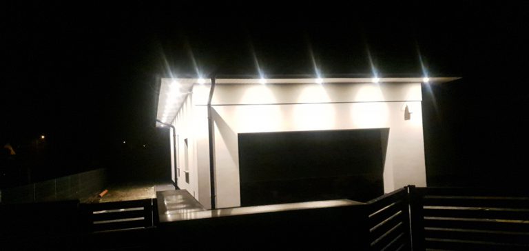 instalacja oświetlenia wokól domu